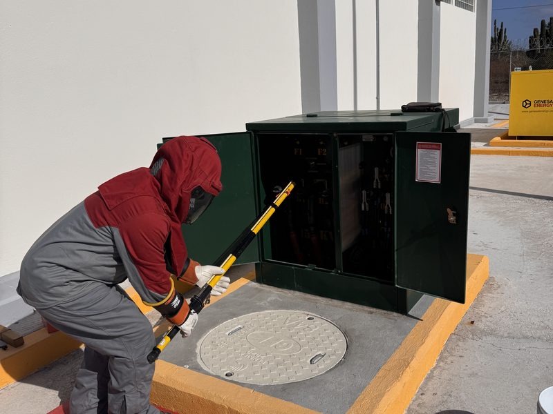 Maniobra con pértiga en el transformador tipo pedestal